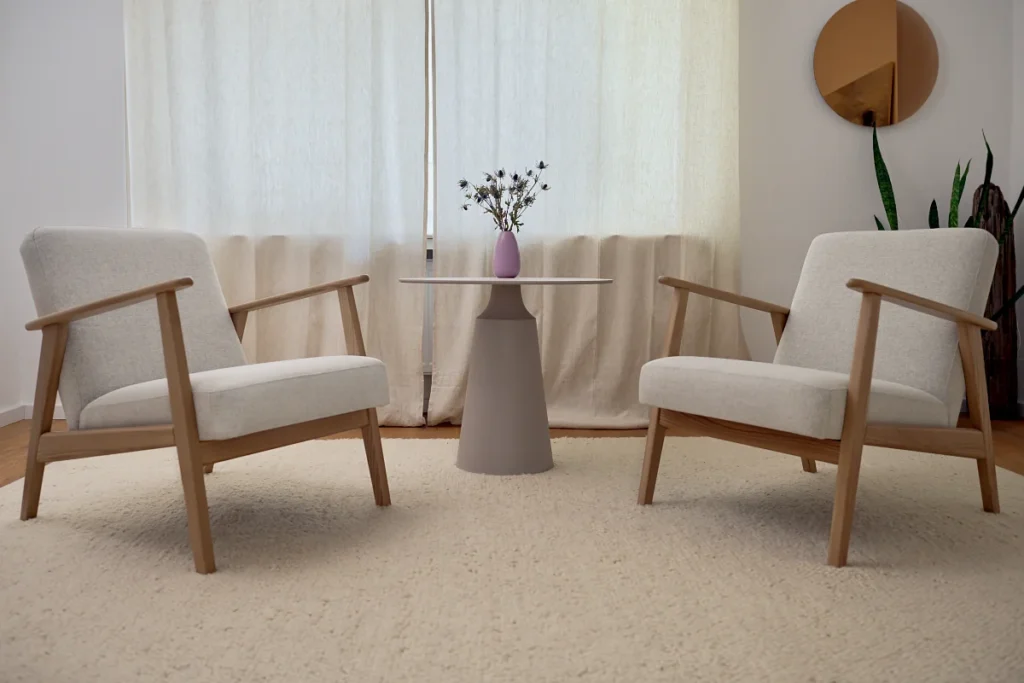 Zwei Therapiesessel und Beistelltisch in der Praxis Dalpas Frankfurt