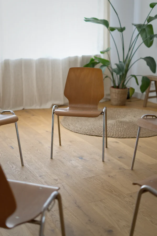 Stuhlkreis für Gruppentherapie in der Praxis Dalpas Frankfurt