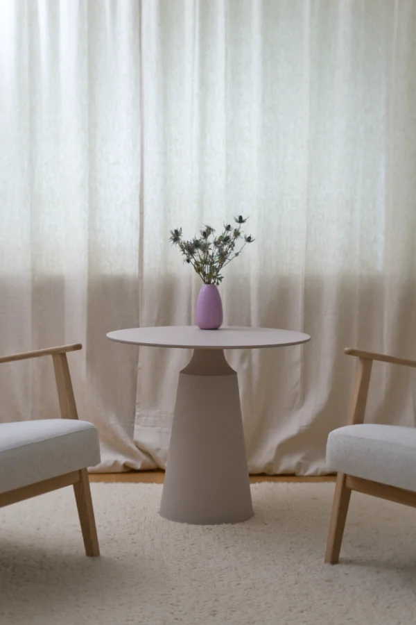 Zwei Stühle und Tisch mit Vase in der Praxis Dalpas Frankfurt – Symbol für Paartherapie