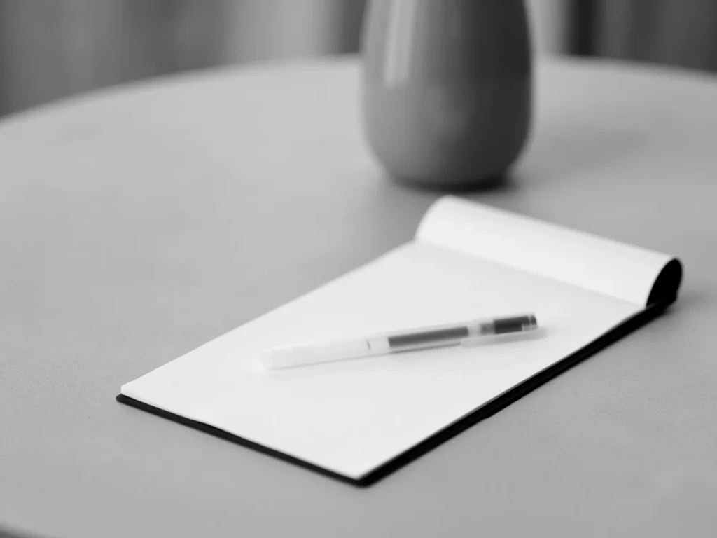 Notizblock und Stift für Therapieplanung in der Praxis Dalpas Frankfurt