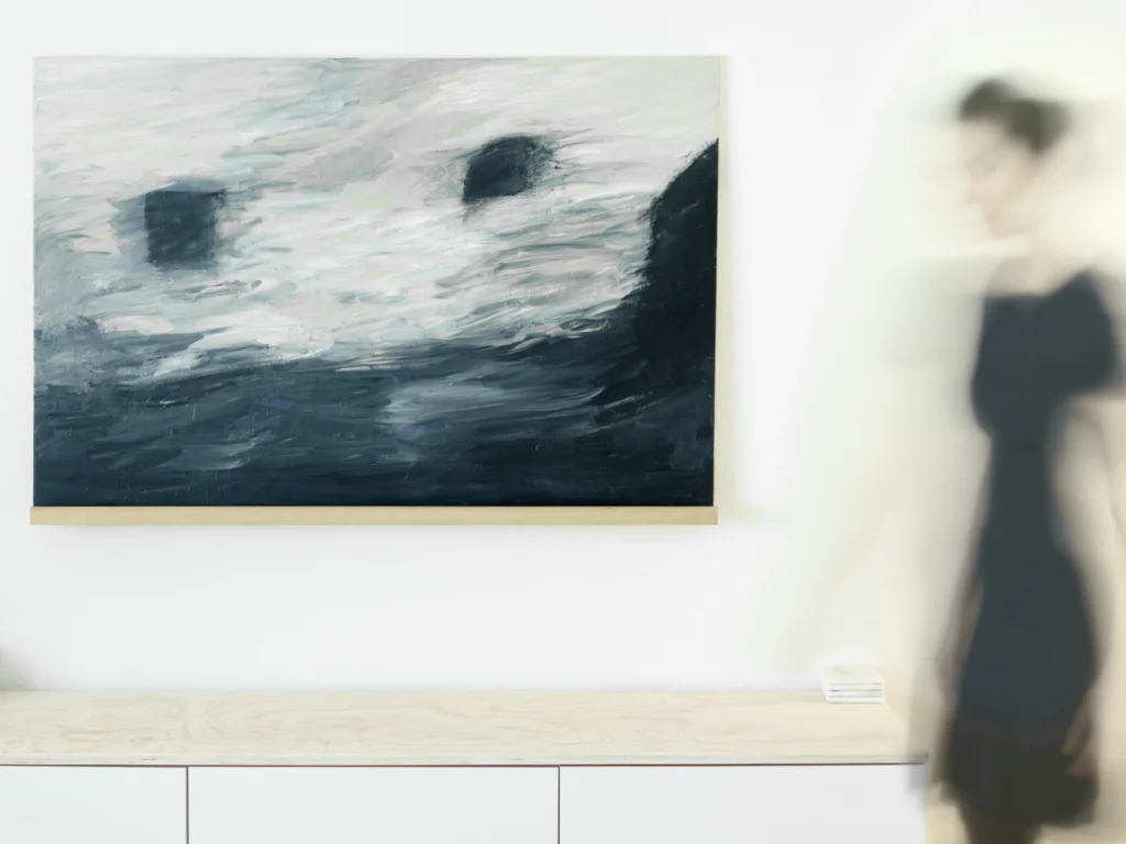 Kunstwerk an der Wand im Behandlungsraum der Praxis Dalpas Frankfurt – Kontaktbereich