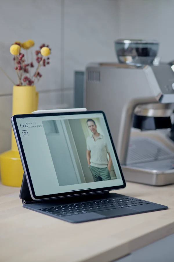Tablet zeigt Online‑Therapie-Angebot der Praxis Dalpas Frankfurt
